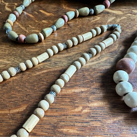 Set of three lightweight chunky wooden bead necklaces twist clasp strung on hemp - Picture 3 of 7